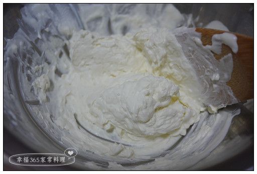 倒入打發的鮮奶油，用刮刀混合均勻。