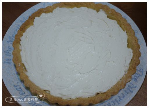 倒入冷卻的塔皮上，並將表面抹平，再裝飾上草莓，可立刻吃也可冷藏後食用。