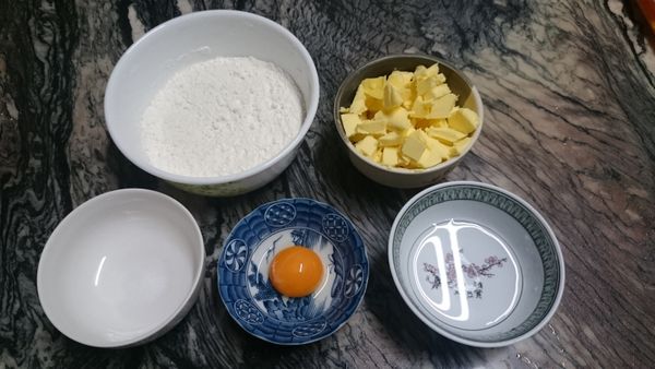 準備好鹹派皮的材料
需要特別注意無鹽奶油直接從冰箱取出即可使用，不需要退冰