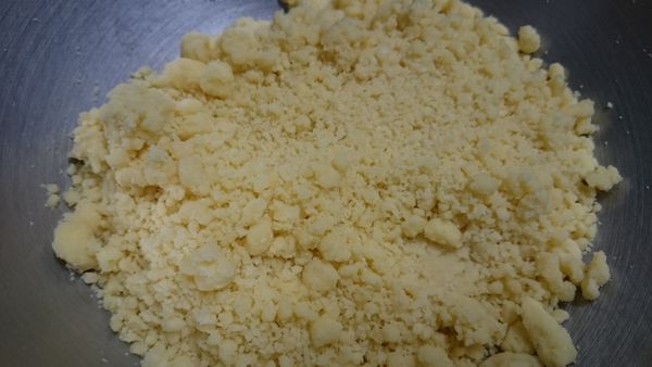 將奶油於麵粉輕搓成黃色砂礫狀，就可以加入鹽、冰水與蛋黃
壓拌均勻成鹹派皮麵糰(請勿用力搓揉麵團避免出筋)