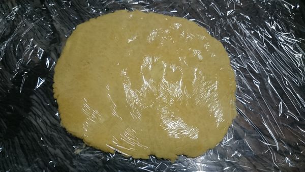 將麵團蓋上保鮮膜中壓平，放入冰箱冷藏休息15-20分鐘