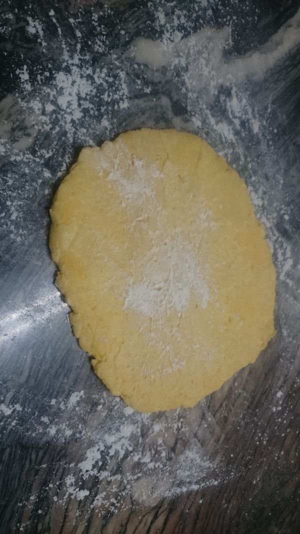 將麵團從冰箱取出後，在桌上撒上中筋麵粉當手粉
用擀麵棍均勻擀開麵團
(需特別注意不要讓麵團底部黏在桌上，以免無法將麵團從桌上取下)