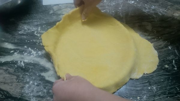 用手貼平麵團與塔模