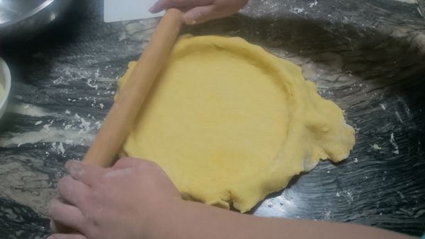 再用擀麵棍從塔模上直接擀過去，即可將多餘的派皮麵團去除