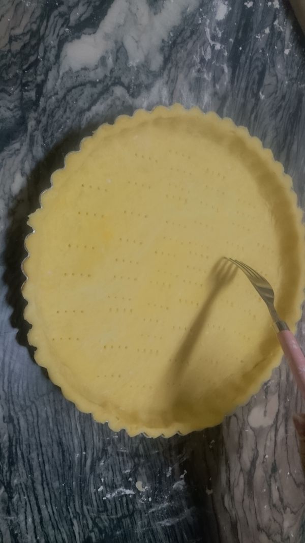 用叉子再派皮底部搓洞備用(搓洞可避免烘烤時派皮膨脹)