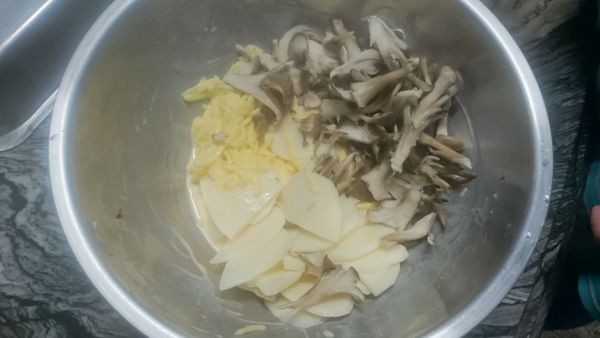 將派餡的所有材料放入鋼盆內攪拌均勻即可
(若喜歡口味中一點的可再自行加入調味料，例如鹽或胡椒)