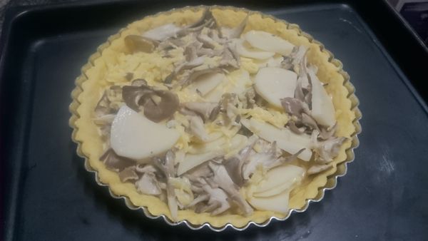 將派餡均勻放入派皮中