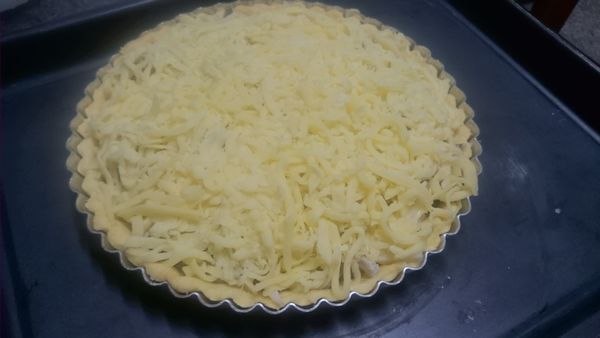 表面均勻鋪滿上150克的PIZZA起司