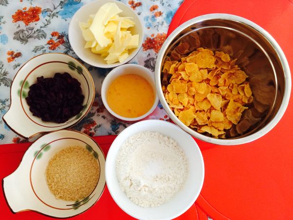 首先材料備齊，無塩奶油需要室溫軟化，低筋麵粉和蘇打粉需過篩