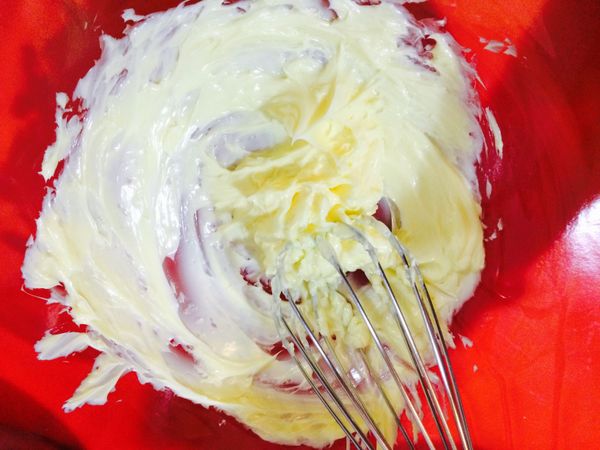 將無塩奶油用打蛋器打成乳霜狀，奶油會黏在打蛋器上是正常的，可以用筷子將奶油刮下來繼續打，這個步驟需要有一點耐心