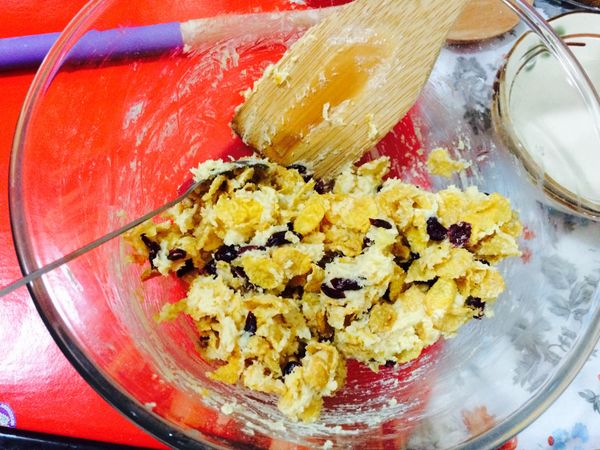 然後再加入過篩好的粉類用攪拌棒拌均，最後再加入玉米脆片跟蔓越莓拌勻