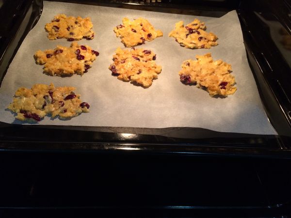 烤箱預熱180度15分鐘，用湯匙將餅乾糊一一放在烤盤上均勻推開，再放入烤箱烤20分鐘