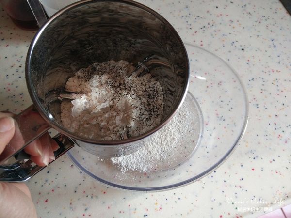 取一包伯爵茶包剪開，將伯爵茶打成粉末，再將低筋麵粉與伯爵茶粉過篩