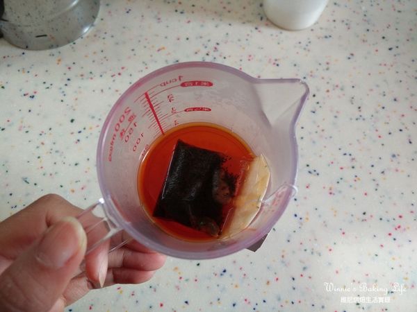 將另一包伯爵茶包泡入45g的熱水中備用