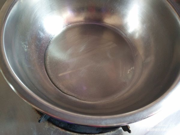 植物油加熱至出現油紋後熄火