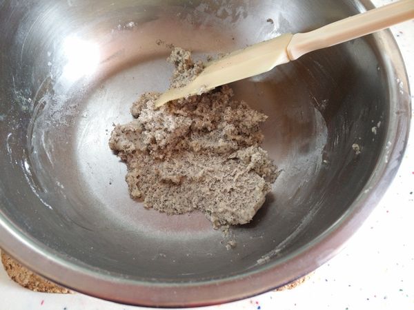 將過篩的粉類倒入熱油中，攪拌均勻

(一開始會有點乾，請耐心慢慢攪拌)