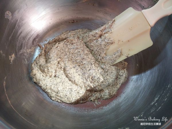 將剛才沖泡的伯爵茶液與茶包剪開，加入燙麵糊中，攪拌均勻