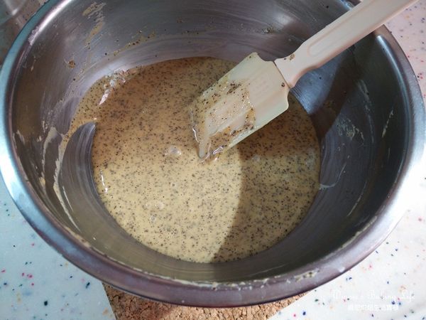 待麵糊稍涼後，將蛋黃一個一個分別加入，攪拌均勻成有點濃稠的蛋黃糊，備用