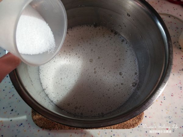 取出冷藏蛋白，用電動攪拌器打至粗泡後，加入1/3糖

(打蛋白的盆子不能有水、油，否則會打不發)