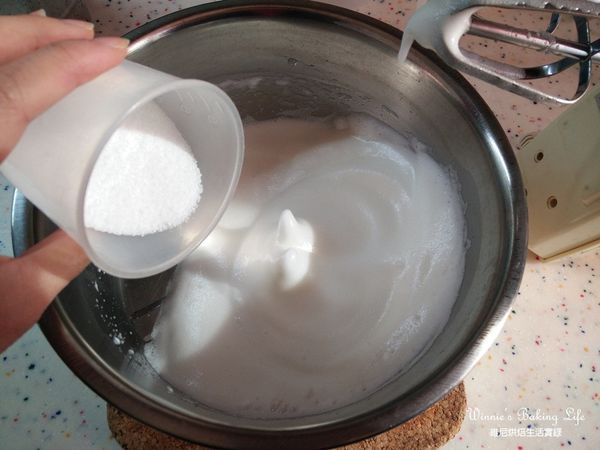 以高速繼續打至蛋白變得細緻一些，再加入1/3糖