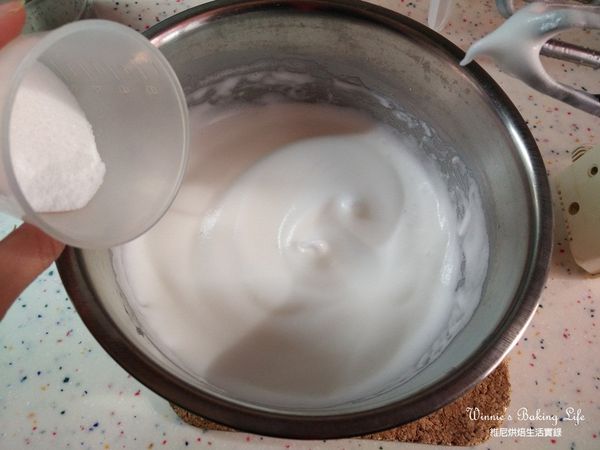 繼續高速打至蛋白霜出現紋路時，加入最後的1/3糖