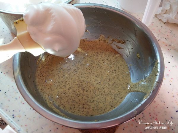 取1/3蛋白霜先混入蛋黃糊中，用刮刀輕輕由底部往上拌勻

(勿攪拌過久，免的蛋白消泡)