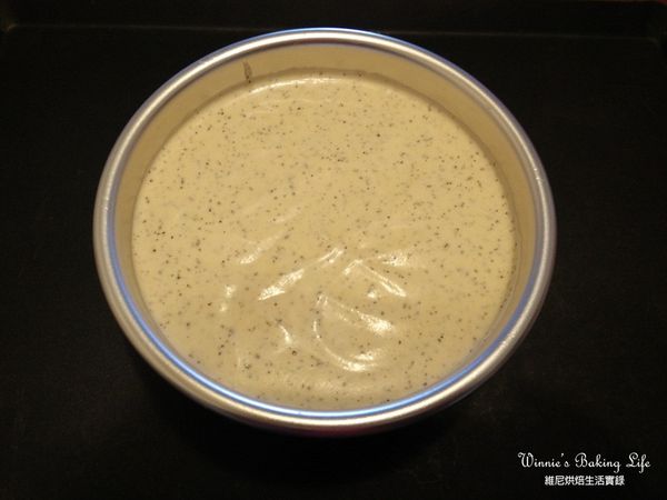 將混合好的蛋糕糊倒入6吋分離烤模中，在桌上重敲幾下，震出蛋糕糊內的大氣泡

(這樣烤出來的蛋糕內部才不會有不美觀的大孔洞；另外烤戚風模具不能使用不沾模，也不能抹油，因為戚風出爐必須倒扣讓水氣散發，使用不沾模倒扣會掉下來)