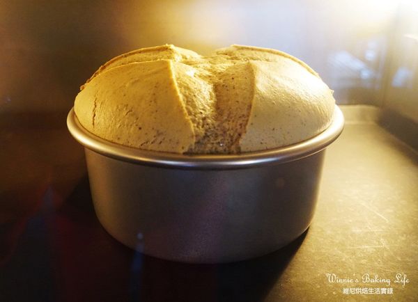 放入已預熱160度c的烤箱下層，烘烤約13分鐘後，拿出劃線，再烤25~30分鐘

(每台烤箱烤溫不同，溫度及時間僅參考，請視情況調整適合自己烤箱的狀態；劃線是為了裂的均勻美觀，也可不劃)