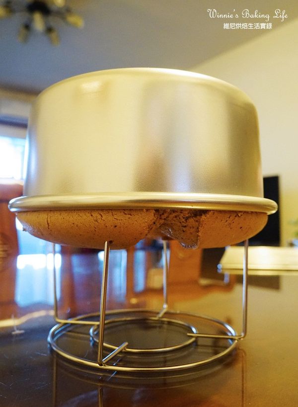 出爐後重敲一下讓熱氣釋放，立即倒扣散熱放涼即可脫模

(倒扣讓內部水份蒸發，蛋糕體才不會回縮)