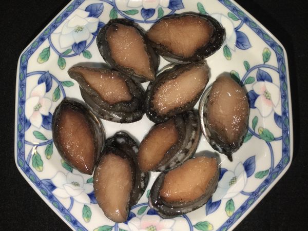 九孔買回家用淡水泡約20分鐘並貝殼用牙刷刷洗洗淨，然後用滾水滾1分鐘，即可關火，悶2分鐘即可取出，準備盛盤。