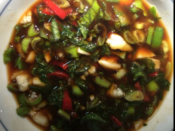 然後把剛才的材料放入醬汁中，即算完成，我從來不知道五味醬可以這麼容易做。真是感謝老闆的教導。