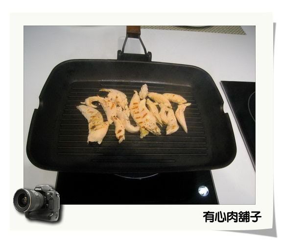 將土雞里肌放入炒鍋，乾煎至上色，再放涼備用。