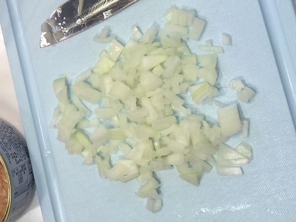 將馬鈴薯切塊，放入電鍋蒸熟～
生蛋也可以同時間擺放在旁邊一起蒸！
蒸的過程中，就可以把洋蔥切成丁～備用