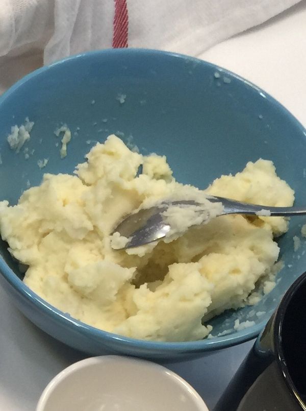 把蒸熟的馬鈴薯壓成泥（小心燙～）可以保留一些馬鈴薯塊狀更有口感喔！
壓成泥之後，等稍涼時加入鮪魚罐頭 洋蔥丁 雞蛋（可先切碎）以及奶油，攪拌均勻～