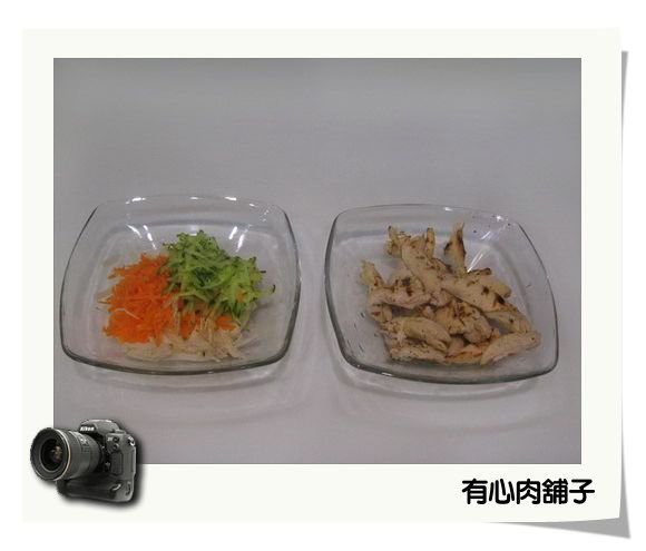 手撕土雞里肌肉備用。