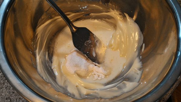 混合奶油◎食鹽◎糖粉◎牛奶
奶油以打蛋器打發成乳霜狀後，加入糖粉、食鹽、牛奶均勻混合至奶油變成白色為止。