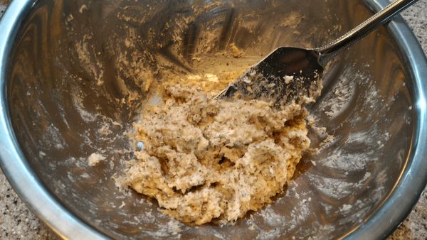 混合粉類食材
將過篩的粉類食材加入１，以塑膠刮刀輕輕翻攪至沒有生麵粉殘留為止。