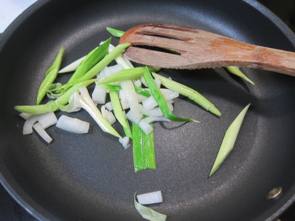 小火少油先爆香洋蔥和蒜苗