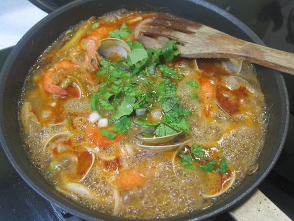 最後可以嘗試味道,可以增酌加糖鹽巴,把香菜末在湯內悶一下就可以起鍋
