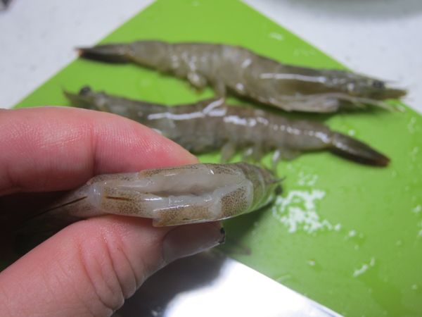 蝦子背部劃一刀去掉镸泥,也讓蝦子在煮湯時比較快入味