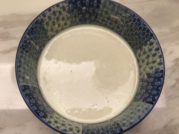 將潤餅皮的材料拌勻，用濾網過篩