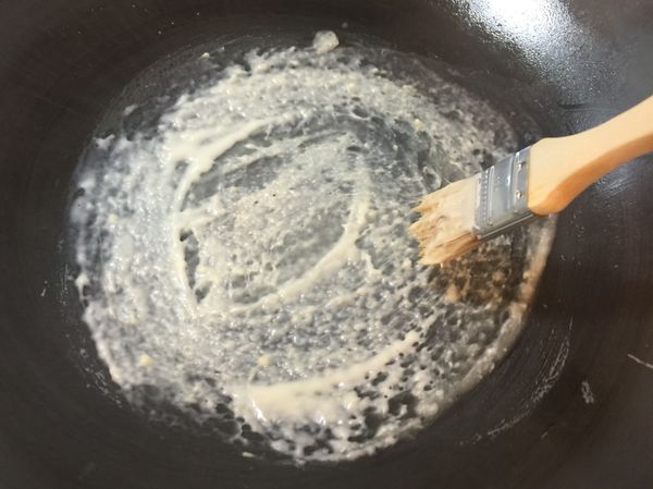 將1的麵糊舀1大匙在鍋中，用刷子刷成圓形