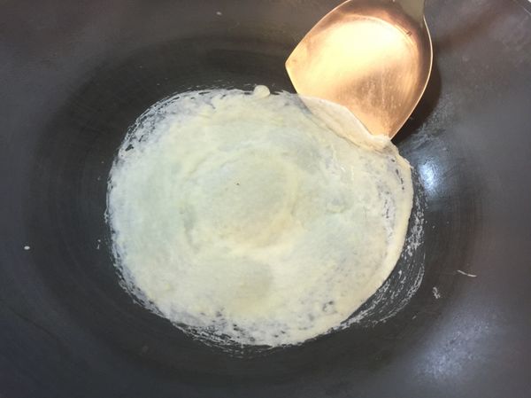 煎至餅皮邊緣可以用鍋鏟鏟起，即可鏟起盛盤