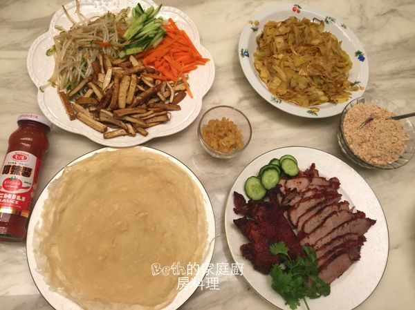 高麗菜用咖喱塊、鹽炒熟；紅蘿蔔切絲炒熟；豆芽菜炒熟；豆乾切絲加鹽、五香粉炒熟；蘿蔔乾切碎；香菜洗淨切段；花生用微波爐微波熟，用調理機打成花生粉