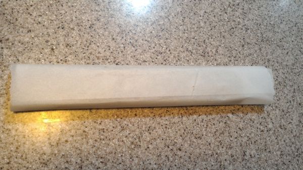 固定麵團
以烘焙紙將麵團捲在其中，摺起兩側多餘的烘焙紙包覆麵團。放入冰箱冷凍３０分鐘至１小時徹底固定形狀。