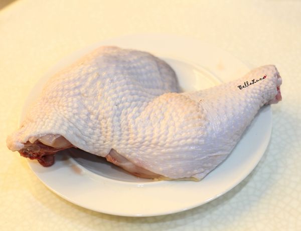 將雞腿清洗後，均勻抹上鹽巴靜置約5分鐘(此時來撥蒜頭)。