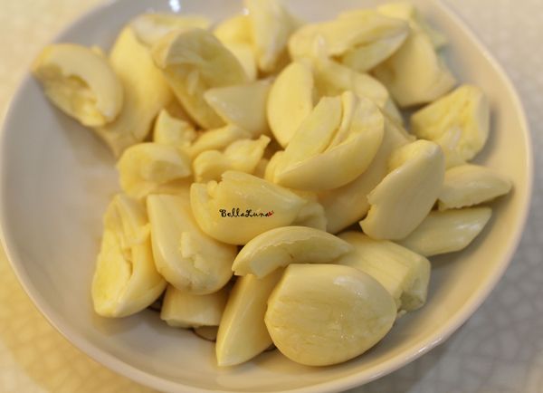 雞腿靜置空擋，將蒜頭拍扁並去除外膜。