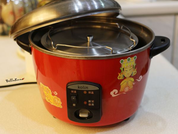 將內鍋放入電鍋中，外鍋放兩杯水。