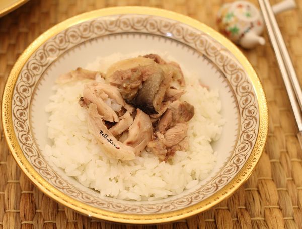 將雞肉撕成肉絲鋪在白飯上再淋上雞汁，每粒米變滑嫩並帶有蒜香雞汁鹹味，加上軟嫩的雞腿肉實在太下飯了。
