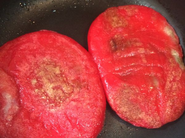 在平底鍋放入適量的油，開小火，把紅龜粿慢慢的煎，當紅龜粿慢慢變軟，可以用鍋鏟稍稍壓平，讓表面可以均勻受熱，煎至兩面酥脆就可以起鍋了～